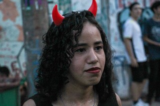 Apesar de ter 18 anos, Tatina fala que enfrenta dificuldade para comprar bebida. (Foto: Juliano Almeida)