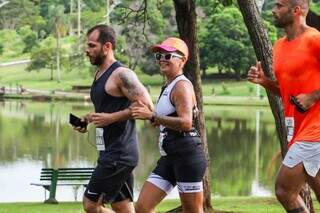 Jéssica Garcia, que hoje completa 36 anos de vida, iniciou seu dia correndo 36 quilômetros. (Foto: Henrique Kawaminami)