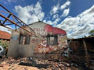 Casa da vítima foi incendiada após o homicídio. (Foto: divulgação PCMS)