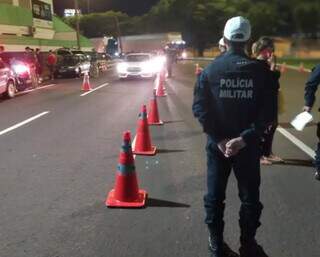 Policial durante operação de fiscalização em rua da Capital (Foto: divulgação)