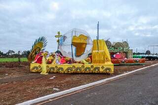 Carros alegóricos foram deixados após o desfile, para remoção posterior