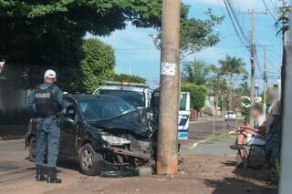 Carro e Polícia Militar no local do acidente. (Foto: Marcos Maluf)