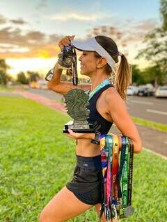 Desde que começou a correr, ela coleciona medalhas e troféus. (Foto: Arquivo pessoal)