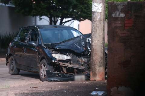 Cheio de purpurina, motorista perde direção e destrói frente de carro em poste