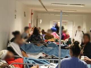 Pacientes e acompanhantes em corredor da Santa Casa: longa espera por leito (Foto: Direto das ruas)