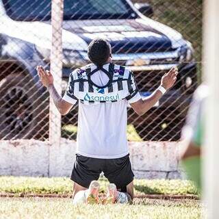 Atacante Bambelo comemorando primeiro gol da partida (Foto: Divulgação/Operário)