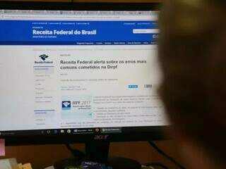Contribuinte em frente ao computador, no site da Receita Federal (Foto: Campo Grande News/Arquivo)