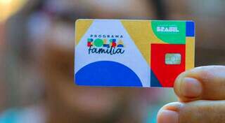 Beneficiário segura cartão do programa Bolsa Família, por meio do governo federal (Foto: MDAS/Divulgação)
