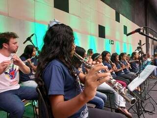 Os alunos têm a oportunidade de conhecer e tocar oito tipos de instrumentos
