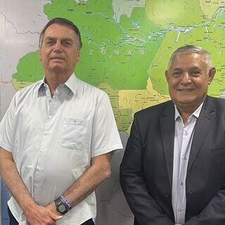 Ex-presidente Jair Messias Bolsonaro recebendo o coordenador da Defesa Civil e presidente do PL de Campo Grande, Tenente Portela (Foto: Instagram) 