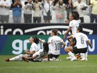 Jogadoras do Corinthians comemorando vitória sobre a Ferroviária (Foto: Rodrigo Gazzanel/Corinthians)