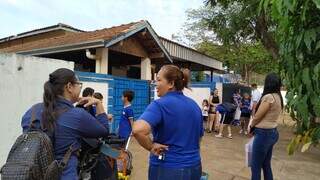 Pais e alunos esperam abertura de portão na Escola Rosa Câmara, na Vila Industrial (Foto: Divulgação)