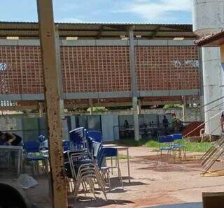 Como está o pátio da escola, durante as obras (Foto: Direto das Ruas)