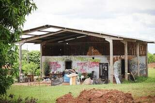 Centro Comunitário abandonado, no Bairro Novo Paraná, vira casa para casal usuário de droga (Foto: Henrique Kawaminami)