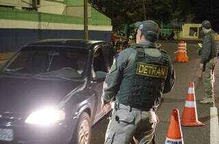Agentes de fiscalização do Detran durante noite de abordagens (Foto: Divulgação/Detran)