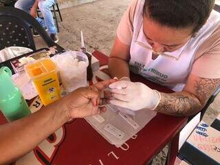 Moradora faz exame de glicemia durante mutirão promovido pela Sesau (Foto: Divulgação)