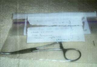 Pinça cirúrgica retirada do corpo de paciente. (Foto: Reprodução)