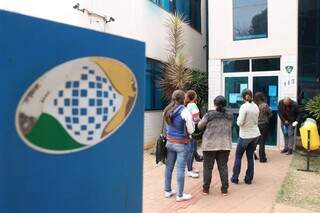 Contribuintes em fila do INSS, em Campo Grande (Foto: Henrique Kawaminami/ Arquivo)