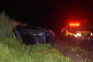 Carro capotado às margens de estrada em Maracaju. (Foto: Maracaju Speed)