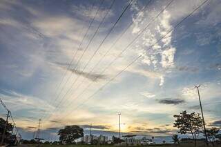 Céu da Capital na manhã desta quinta-feira. (Foto: Henrique Kawaminami)