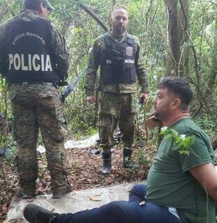 Fabio Moraes cercado por policiais em mata onde estava escondido (Foto: Direto das Ruas)