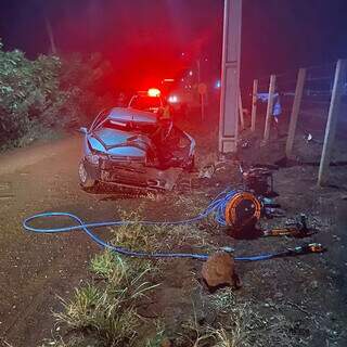 Fiat Palio ficou completamente destruído após colisão com poste (Foto: Reprodução) 