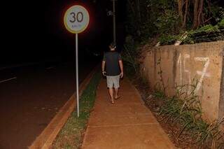 Morador do bairro, Allyelson Granemann, diz que vai contando com a &#39;fé&#39; para não ser assaltando na escuridão (Foto: Julilano Almeida)