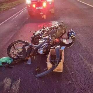 Motocicleta no asfalto da rodovia após acidente fatal. (Foto: Portal de Aquidauana)