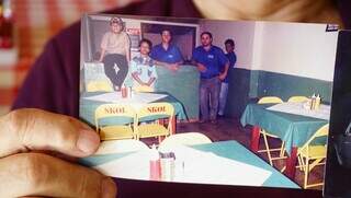 Na imagem, José está acompanhando por funcionários e os dois filhos. (Foto: Alex Machado)