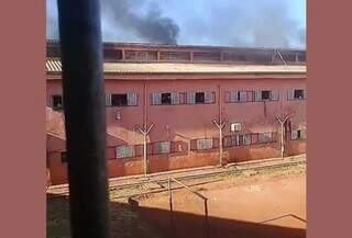 Fumaça de colchões queimados por presos durante motim no presídio de Pedro Juan Caballero. (Foto: Dourados News)