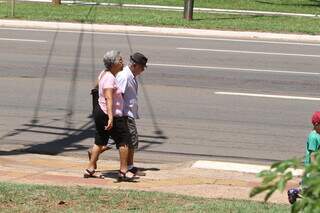 Idosos caminhando em Campo Grande (Foto: Marcos Maluf/Arquivo)