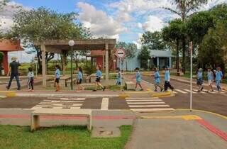 Alunos da rede municipal durante passeio no Detran-MS, na Capital (Foto: Divulgação)