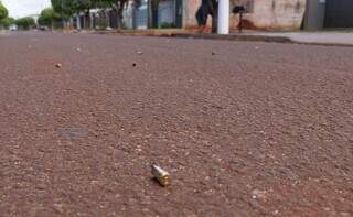 Cápsulas no local onde casal foi atacado a tiros quando chegava em casa (Foto: Sidnei Bronka/Ligado na Notícia)