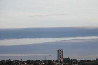 Vista do céu de Campo Grande nesta manhã de sexta-feira. (Foto: Henrique Kawaminami)