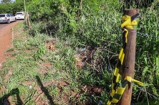 Faixa zebrada usada durante perícia no local da morte. (Foto: Henrique Kawaminami)