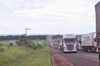 Congestionamento na rodovia após acidente com morte. (Foto: Paulo Francis)