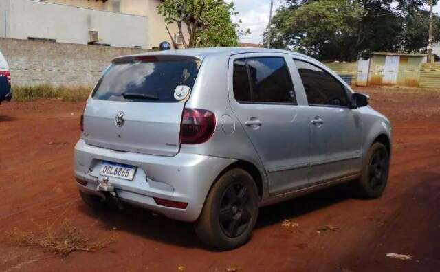 Pol&iacute;cia encontra marcas de tiro e sangue em carro abandonado por pistoleiros