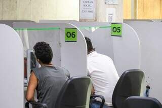 Trabalhadores durante atendimento na sede da Funsat na Capital (Foto: arquivo / Campo Grande News)