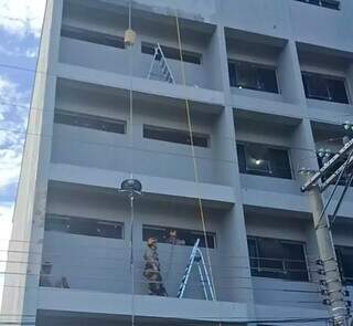 Homem estava no 4º andar e foi parar no parapeito do segundo (Foto: Rádio Caçula)