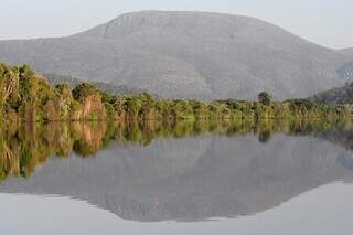 Reflexo de um dos morros da Serra do Amolar na água do rio Paraguai, formando um espelho (Foto: Bruno Rezende)