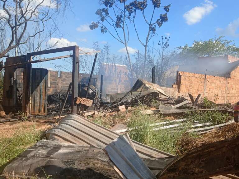 Apenas parte do muro da residência continuou em pé (Foto: Kamila Alcântara)