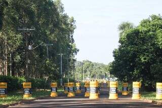 Barreiras com manilhas de concreto na estrada de acesso à penitenciária da Capital (Foto: Henrique Kawaminami)