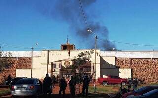 Fumaça de colchões queimados por presos durante motim no presídio de Pedro Juan (Foto: Marciano Candia)