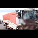 Passageiro morre preso às ferragens de cabine em acidente envolvendo caminhões
