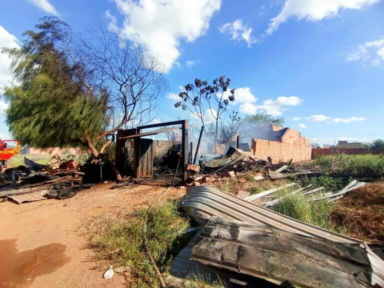 Casa foi totalmente destruída pelas chamas (Foto: Kamila Alcântara)