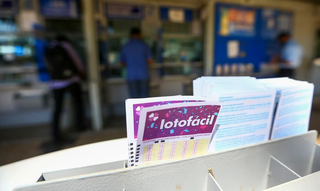 Volante da Lotofácil sem preenchimento em lotérica (Foto: Agência Brasil)