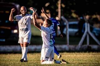 Jogador do Novo comemorando gol sobre o Ivinhema na tarde deste sábado (Foto: @eduardofotoms) 