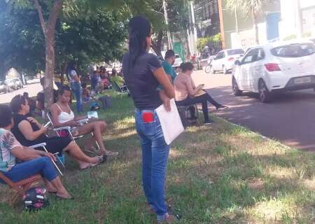 Famílias acampam em frente à Defensoria para conseguir vaga em escola