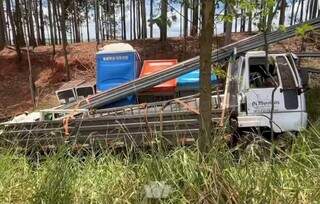 Caminhão envolvido no acidente também foi parar fora da pista (Foto: Iviagora)