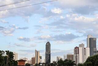 Vista do céu no bairro Chácara Cachoeira, em Campo Grande (Foto: Henrique Kawaminami)